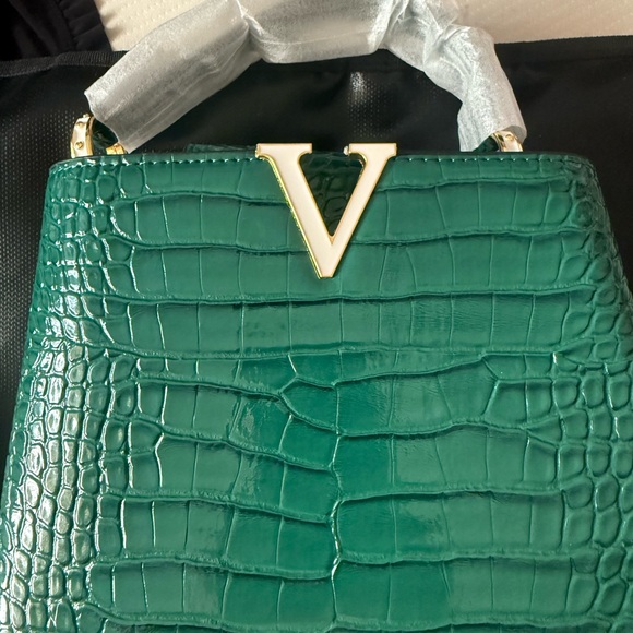 Handbags - NWOT FASHION Green Faux Crocodile-Embossed Handbag